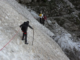 Attraversando nevai sul sentiero del Cacciatore sotto le Pale (24724 bytes)